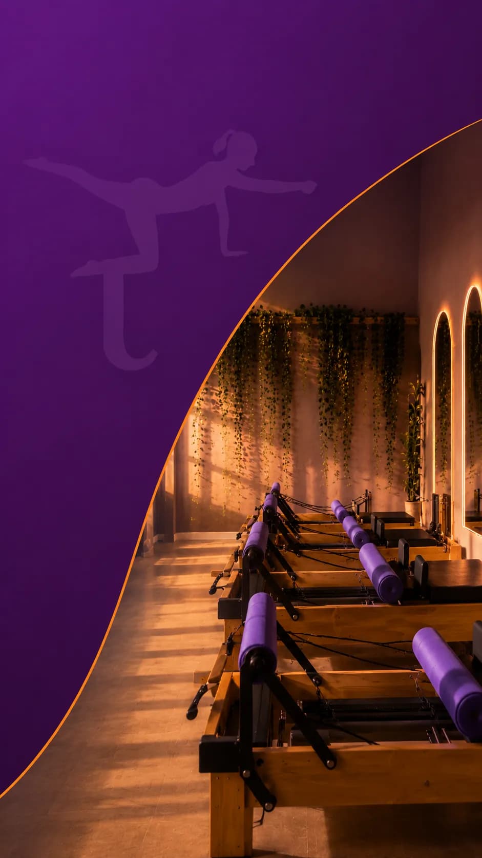 Estudio de Pilates Sabrina Lazzos en Córdoba: reformers de madera con rodillos violeta, plantas colgantes y arcos con luz cálida — panel de acceso para alumnas
